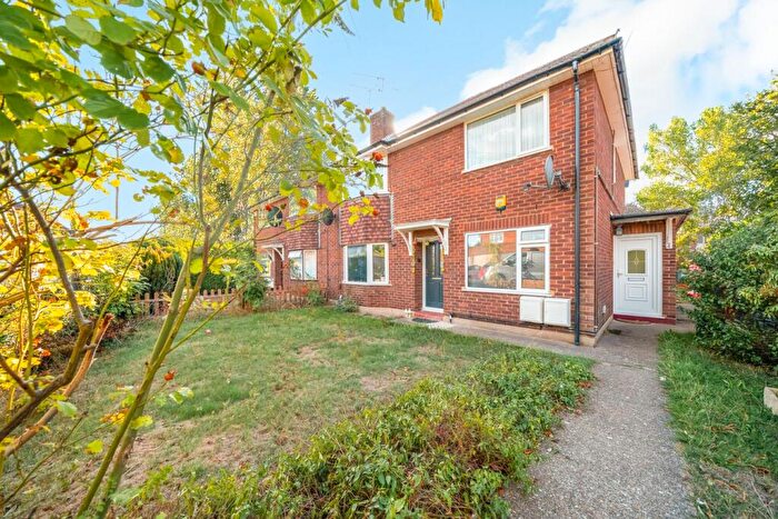 2 Bedroom Maisonette For Sale In Deena Close, Slough, SL1
