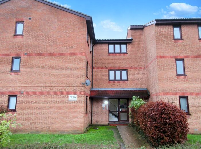 1 Bedroom Flat To Rent In Sandon Close, Rochford, SS4