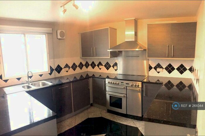 2 Bedroom Flat To Rent In Jarret House, London, E3