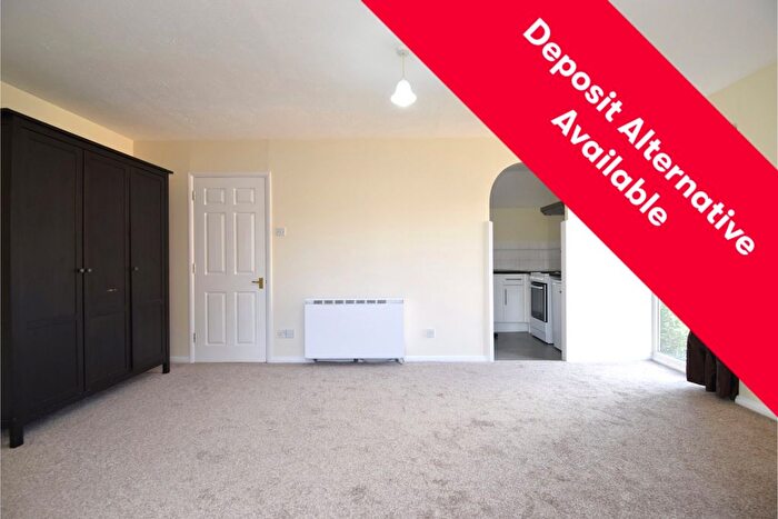 Studio To Rent In Camarthen Green, Snowdon Drive, London, NW9