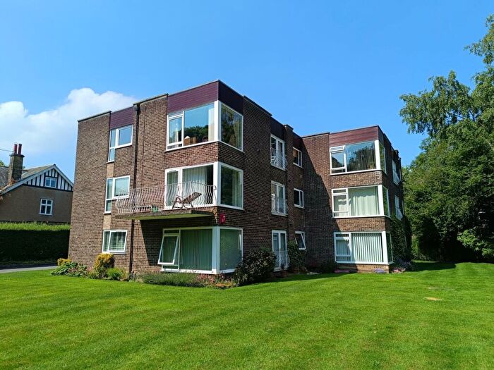 2 Bedroom Flat To Rent In Wedgewood Court, North Park Avenue, Leeds, West Yorkshire, LS8
