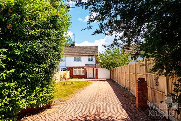 4 Bedroom Semi Detached House For Sale In Norton Road, Woodley, Reading, Berkshire, RG5