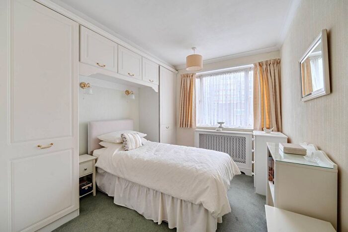 2 Bedroom Flat For Sale In Churchill Gardens, Pimlico, London, SW1V
