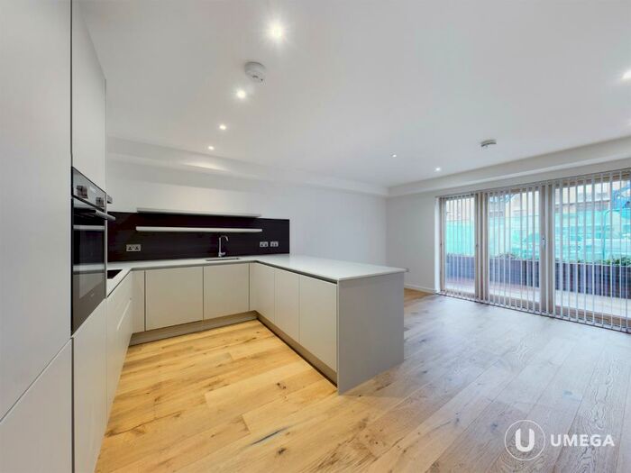 3 Bedroom Maisonette To Rent In Hughes Close, Canonmills, Edinburgh, EH7