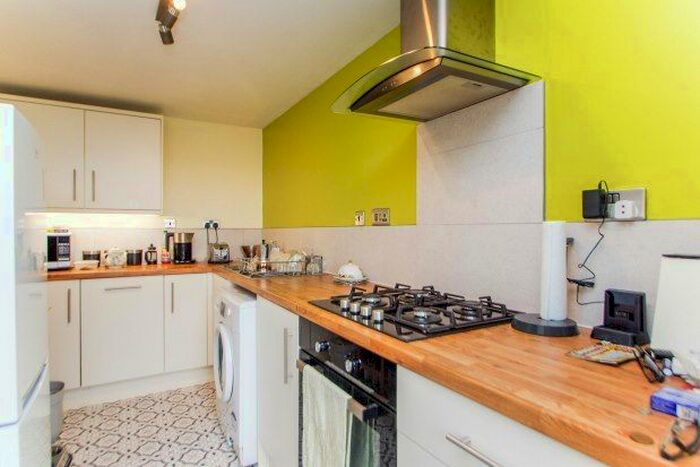 2 Bedroom Flat To Rent In Pine View, Nottingham, NG7