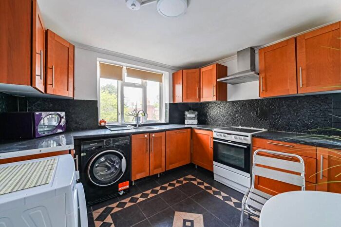 3 Bedroom Flat For Sale In Canning Town, Canning Town, London, E16