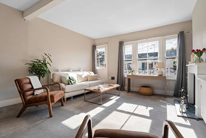 2 Bedroom Flat For Sale In Hazlebury Road, London, SW6