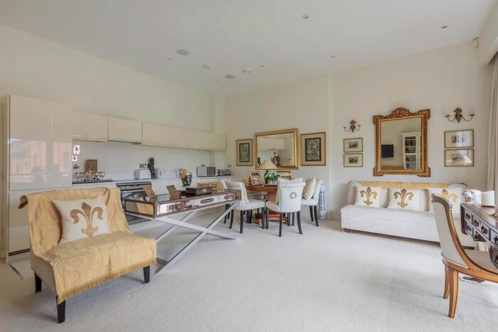 1 Bedroom Flat To Rent In Station Road, Henley On Thames, RG9