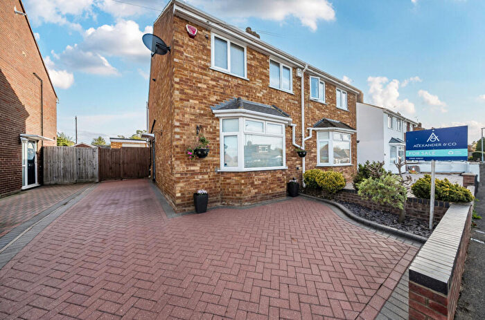 2 Bedroom Semi Detached House For Sale In Macaulay Road, Luton, Bedfordshire, LU4