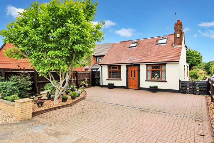 3 Bedroom Chalet For Sale In , Avenue Road, Rushden, NN10