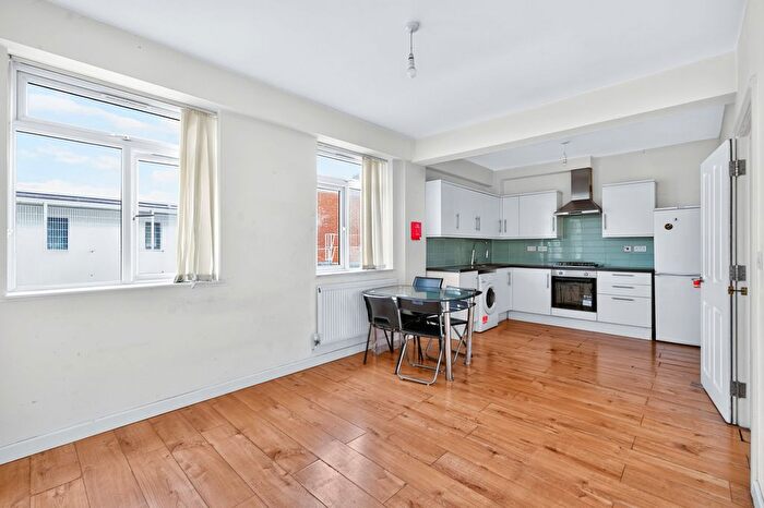 3 Bedroom Flat To Rent In Lewisham Way, London, SE14