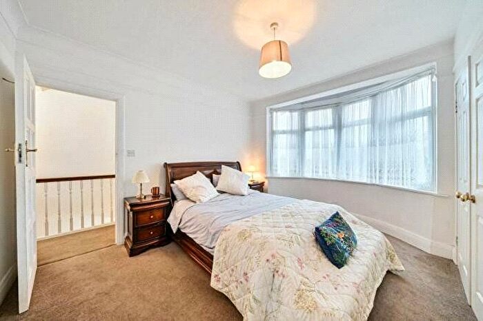 3 Bedroom End Of Terrace House For Sale In Pollards Hill South, London, SW16