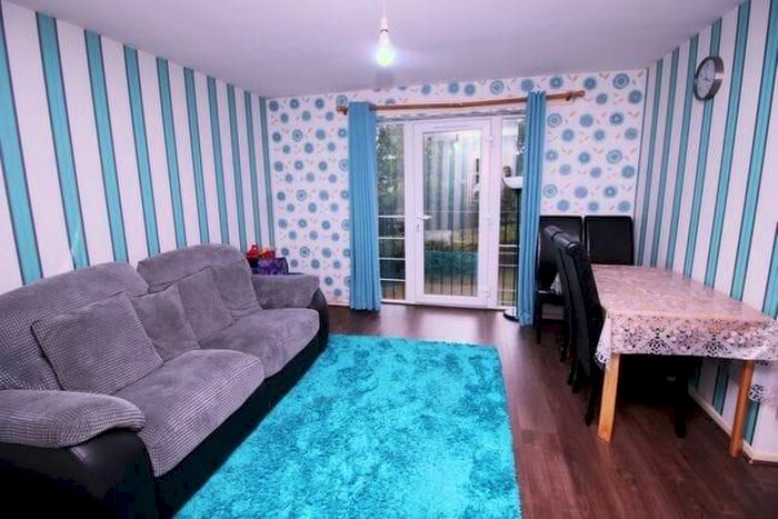 2 Bedroom Flat To Rent In Burket Close, Southall UB2