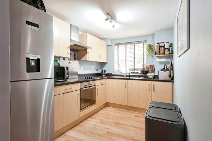 2 Bedroom Flat For Sale In Grove Road, Hitchin, Hertfordshire, SG4