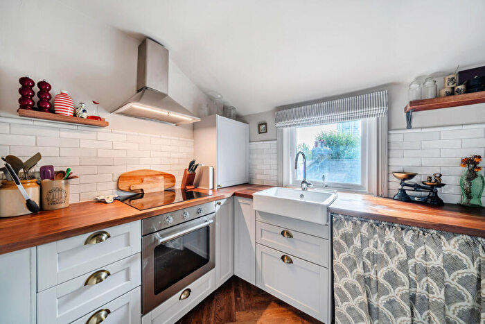 2 Bedroom Flat For Sale In Grosvenor Terrace, Kennington, London, SE5