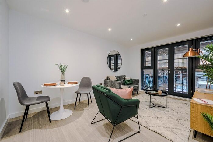 2 Bedroom Flat To Rent In Crossings, Park Green, Macclesfield SK11