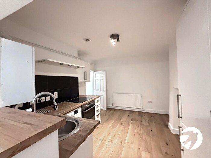 2 Bedroom Flat For Sale In Cressingham Road, London, SE13