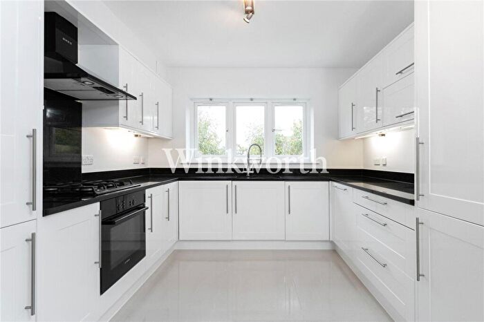 3 Bedroom Apartment To Rent In Gordon Hill, Enfield, EN2