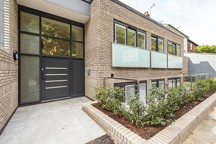 1 Bedroom Duplex To Rent In Priory Court, Old London Road, St Albans, Hertfordshire, AL1