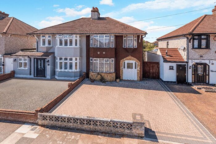 3 Bedroom Semi-Detached House For Sale In Chessington Avenue, Bexleyheath, DA7