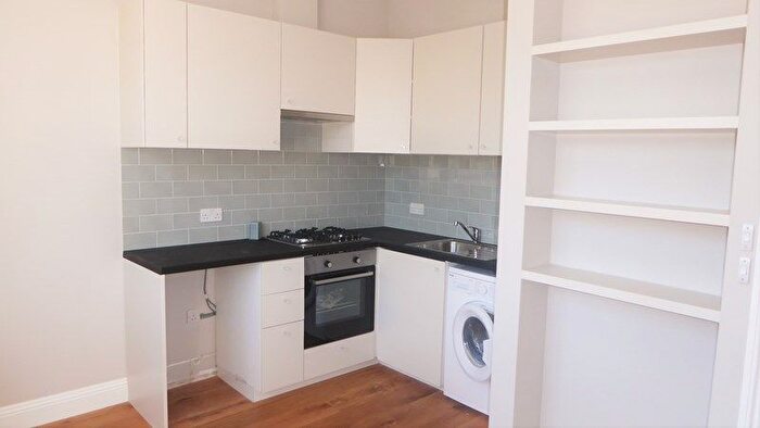 2 Bedroom Flat To Rent In Flat, Finchley Lane, London, NW4
