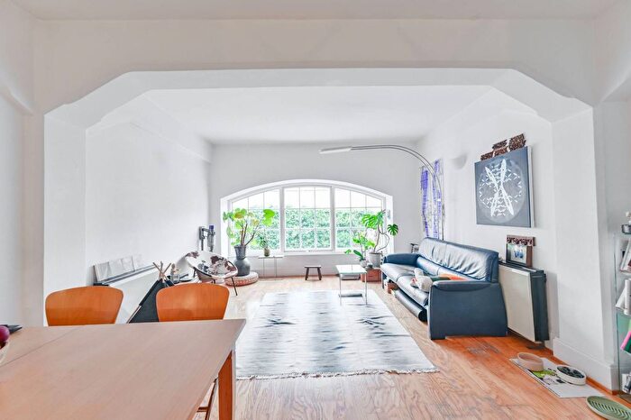 1 Bedroom Flat For Sale In Regents Bridge Gardens, Vauxhall, London, SW8