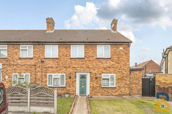 2 Bedroom Maisonette For Sale In Evansdale, Rainham, RM13