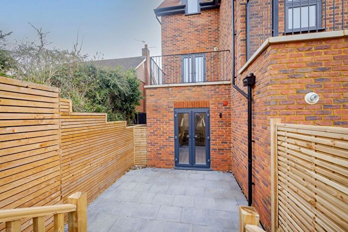 2 Bedroom Flat For Sale In The Grove, Coulsdon, CR5