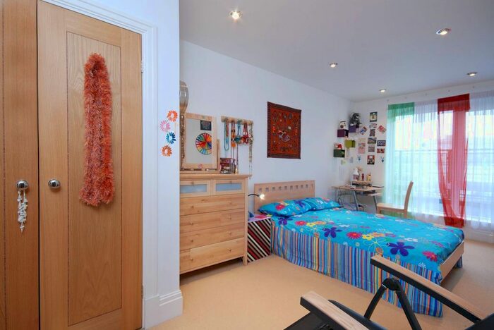 2 Bedroom Flat To Rent In Beckford Close, Earls Court, London, W14