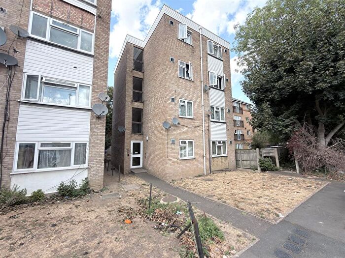 1 Bedroom Flat To Rent In Wivenhoe Court, Staines Road, Hounslow, TW3