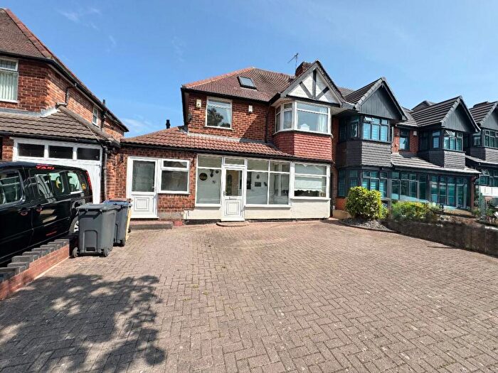 4 Bedroom Semi-Detached House For Sale In Radstock Avenue, Birmingham, B36