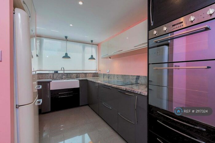 3 Bedroom Flat To Rent In Windsor, Windsor, SL4