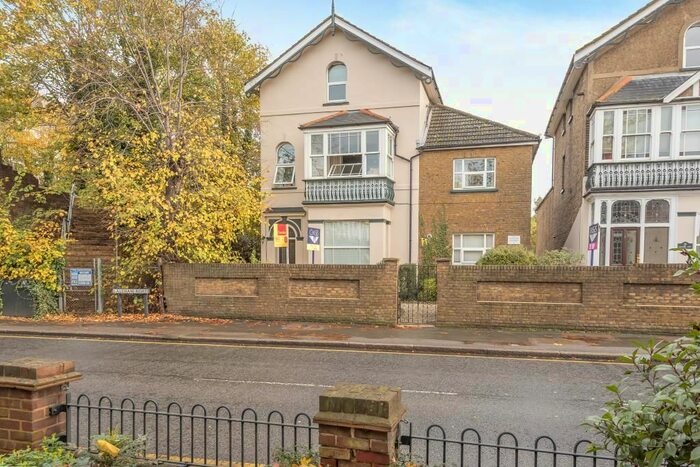 1 Bedroom Flat To Rent In Staines Upon Thames, Middlesex, TW18