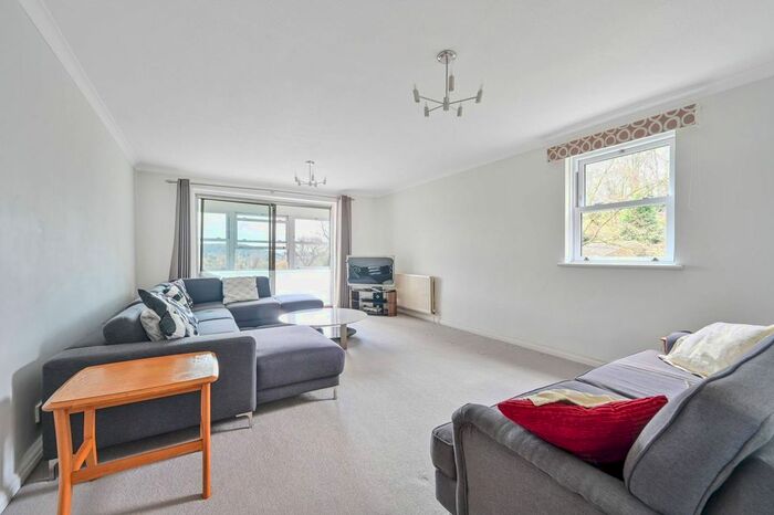2 Bedroom Flat To Rent In Rookwood Court, Guildford, GU2