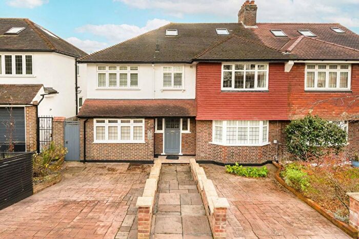 2 Bedroom Flat To Rent In Crescent Way, Streatham, SW16