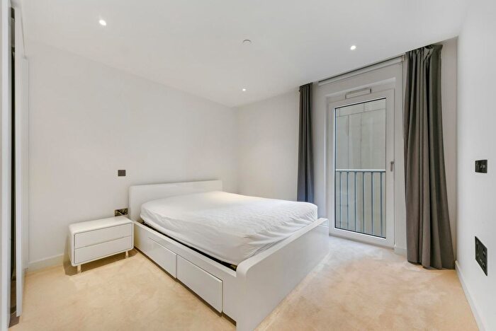 2 Bedroom Flat To Rent In Lincoln Apartments, White City Living, London, W12
