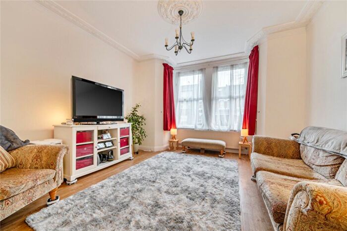 2 Bedroom Flat For Sale In Palmerston Crescent, Palmers Green, London, N13