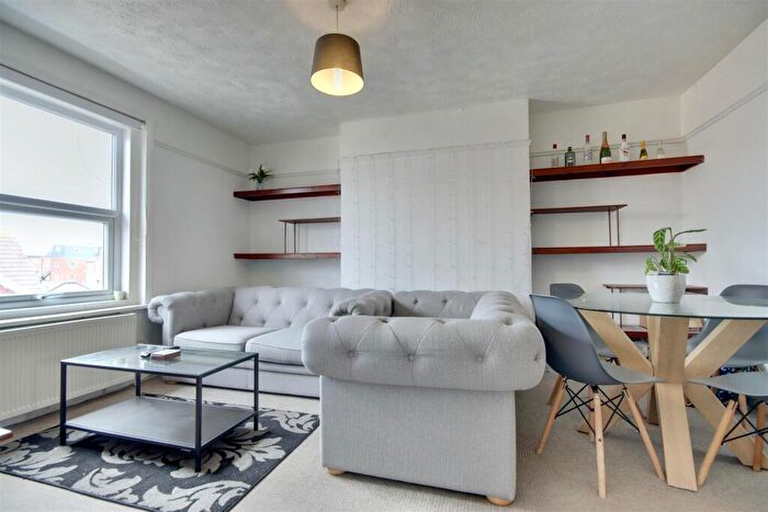 2 Bedroom Flat To Rent In Elphinstone Road, Southsea, PO5