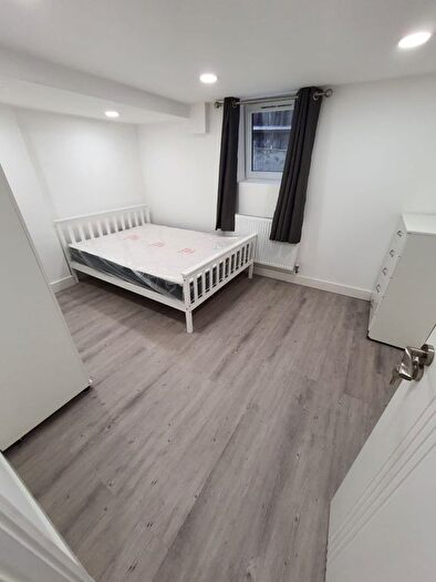 2 Bedroom Flat To Rent In Queens Drive, London, N4