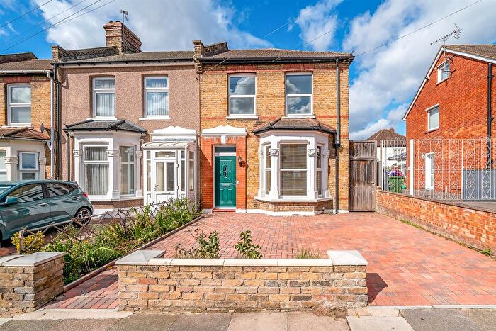 3 Bedroom End Terrace House For Sale In Grangehill Road, SE9