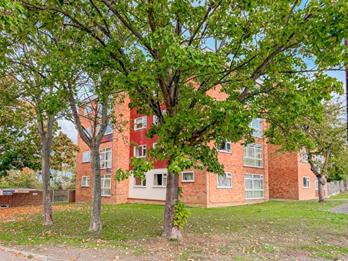 2 Bedroom Flat For Sale In High Mead, Rayleigh, SS6