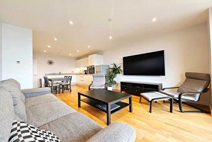 2 Bedroom Flat To Rent In St. Marks Square, Bromley, BR2