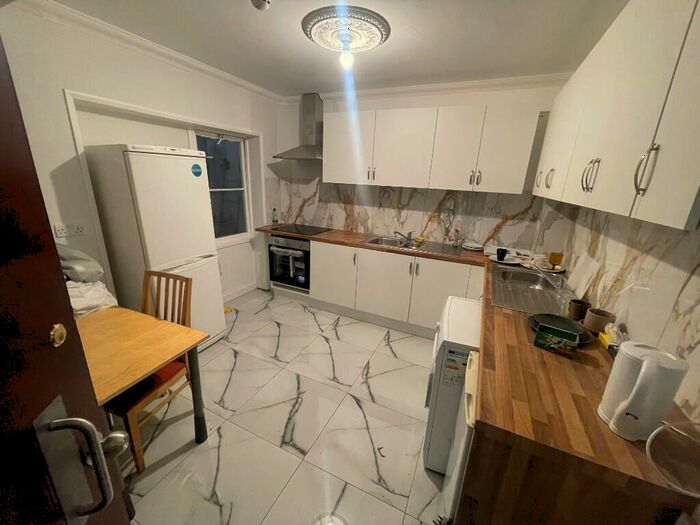 4 Bedroom Semi-Detached House To Rent In Strattondale Street, London, E14