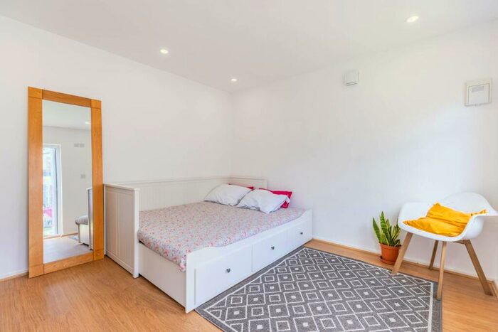 3 Bedroom Terraced House To Rent In Garner Road, Walthamstow, London, E17