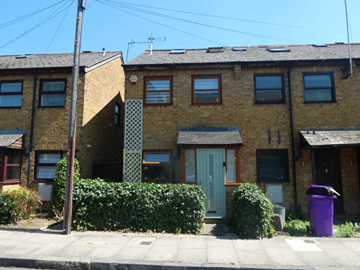 2 Bedroom Town House To Rent In Deal Street, Shoreditch, London, E1