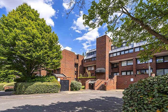 2 Bedroom Flat To Rent In Britten Close, London, NW11