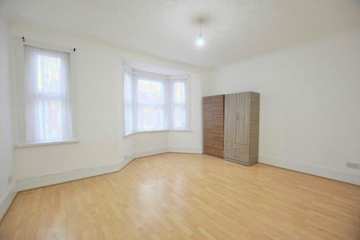 2 Bedroom Flat To Rent In Greenleaf Road, East Ham, E6