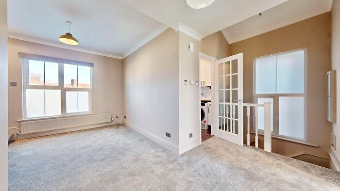 2 Bedroom Flat To Rent In Station Road, London, N3