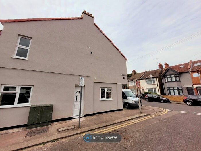 2 Bedroom Flat To Rent In Addiscombe Road, Watford, WD18