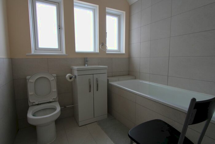 2 Bedroom Flat To Rent In Wayside, East Sheen, SW14